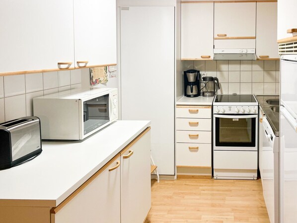 Fridge, microwave, dishwasher, cookware/dishes/utensils