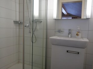 SĂšche-cheveux, serviettes fournies