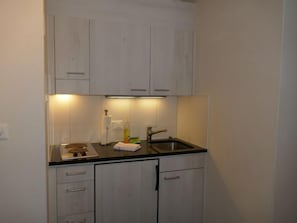Kühlschrank, Toaster, Hochstuhl, Kochgeschirr/Geschirr/Besteck