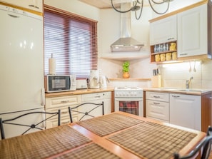 Fridge, microwave, dishwasher, cookware/dishes/utensils