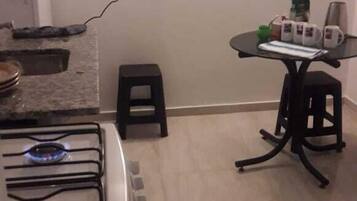 Refrigerador, placa de cocina, utensilios de cocina