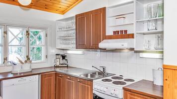 Fridge, microwave, dishwasher, cookware/dishes/utensils