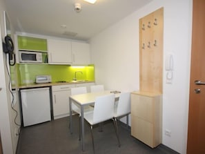 Fridge, microwave, cookware/dishes/utensils - smart living by Interhome (Villach)