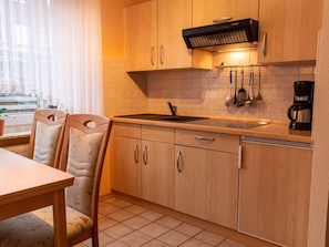 Kühlschrank, Mikrowelle, Toaster, Hochstuhl