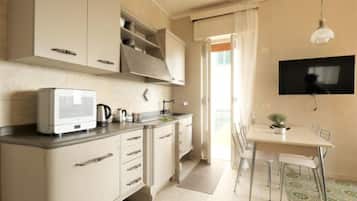 Réfrigérateur, batterie de cuisine, vaisselle et ustensiles