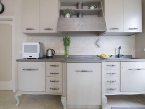Fridge, cookware/dishes/utensils - Apartment Agave by Interhome (Roccastrada)