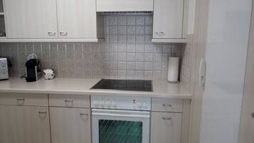 Kühlschrank, Geschirrspüler, Kochgeschirr/Geschirr/Besteck