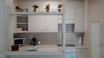 Kühlschrank, Geschirrspüler, Kochgeschirr/Geschirr/Besteck