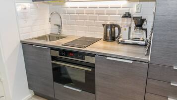 Refrigerador, microondas, utensilios de cocina