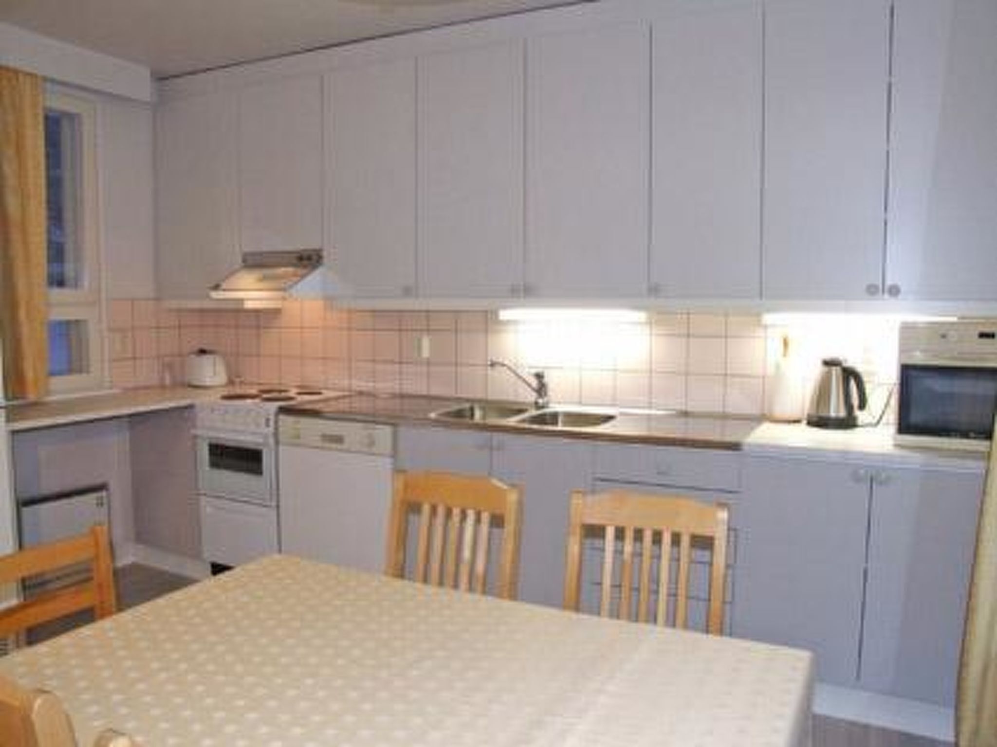 Réfrigérateur, micro-ondes, batterie de cuisine, vaisselle et ustensiles