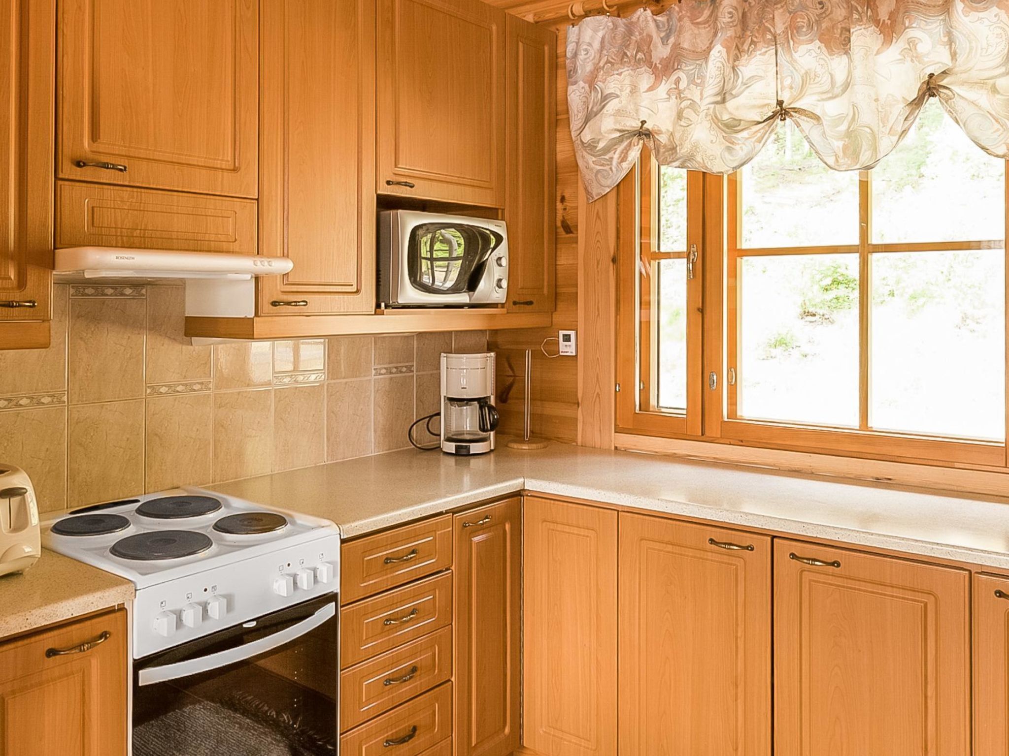 Fridge, microwave, dishwasher, cookware/dishes/utensils