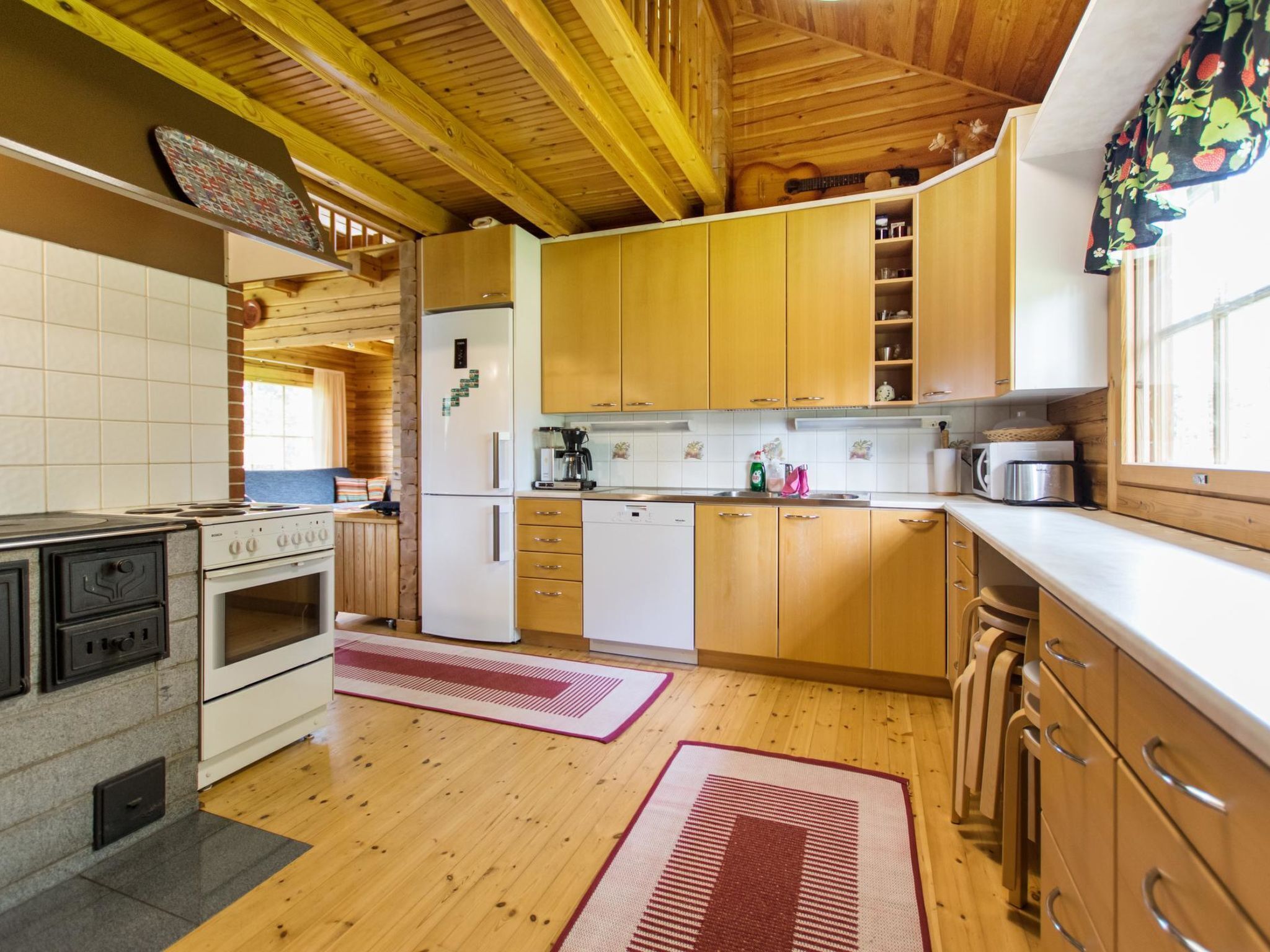 Kühlschrank, Mikrowelle, Geschirrspüler, Kochgeschirr/Geschirr/Besteck