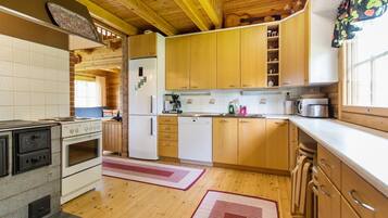 KĂŒhlschrank, Mikrowelle, GeschirrspĂŒler, Kochgeschirr/Geschirr/Besteck