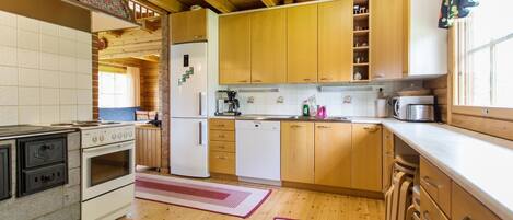 Køleskab, mikrobølgeovn, opvaskemaskine, køkkentøj/tallerkener/redskaber