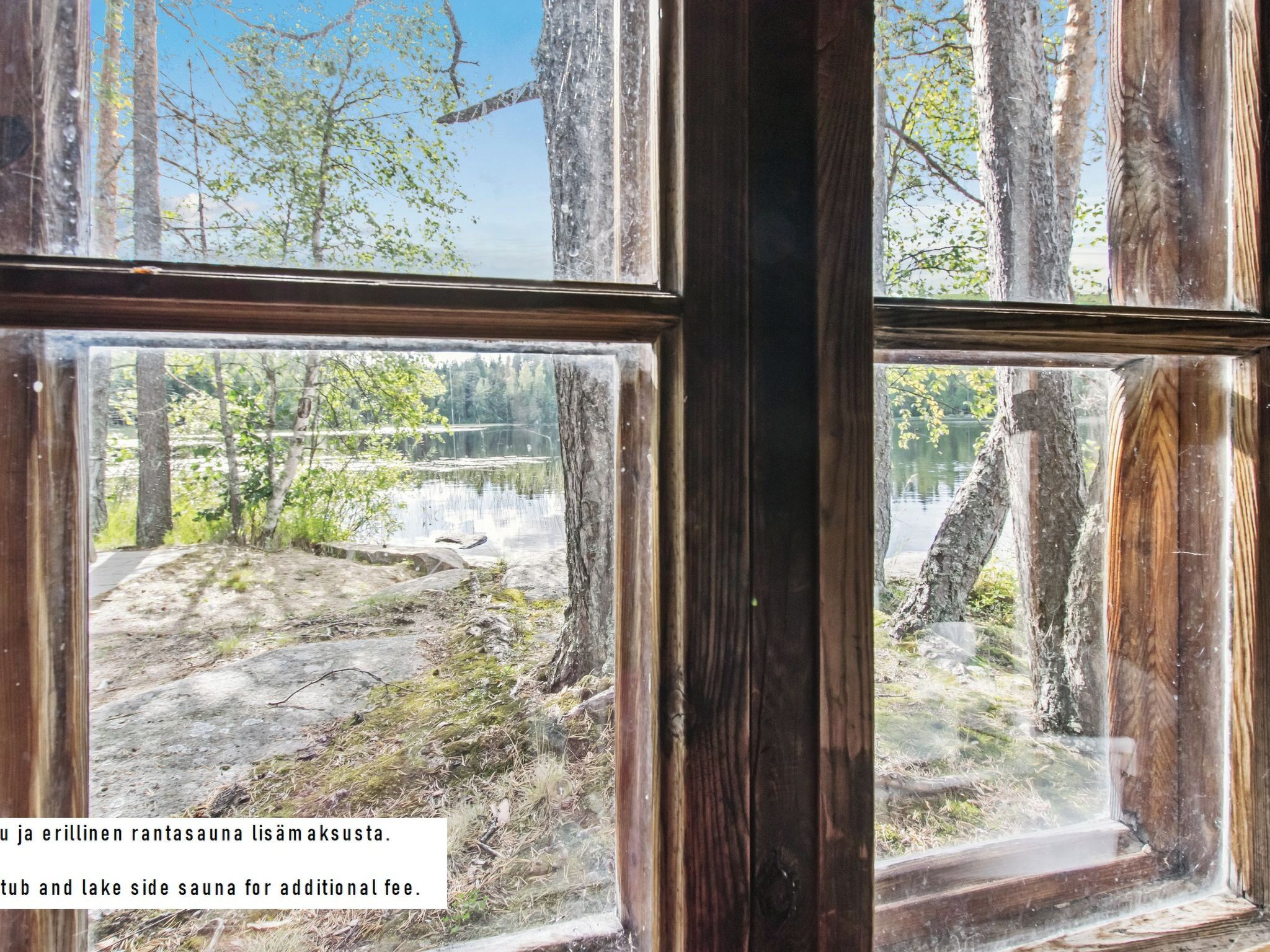 Ikkunasta avautuu näkymä metsäiselle alueelle ja vesistölle.