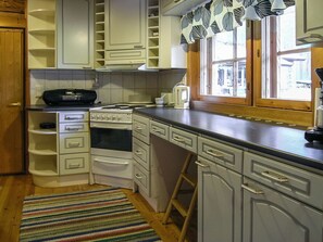 Fridge, microwave, dishwasher, cookware/dishes/utensils