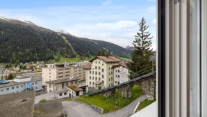 Vista di una città con un edificio importante, con l'indicazione "Palace Hotel", e un ponte di pietra.