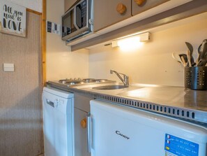 Fridge, dishwasher, cookware/dishes/utensils