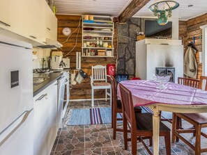 Fridge, microwave, dishwasher, cookware/dishes/utensils