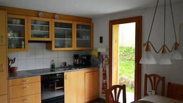 Frigorífico, lavavajillas y utensilios de cocina