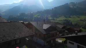 A village with traditional buildings and a mountain backdrop. - Apartment Hari by Interhome (Adelboden)
