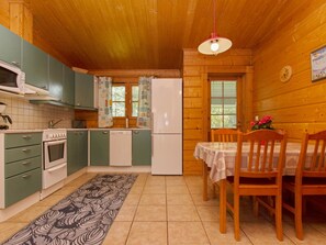 Fridge, microwave, dishwasher, cookware/dishes/utensils