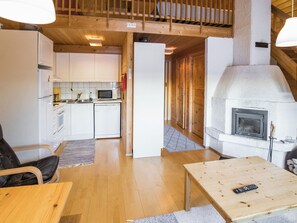 Un interior acogedor con cocina, comedor y chimenea.