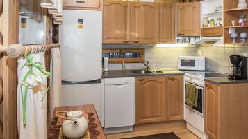 Refrigerador, microondas, lavavajillas, utensilios de cocina