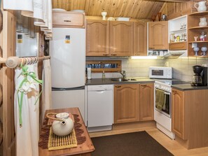 Kühlschrank, Mikrowelle, Geschirrspüler, Kochgeschirr/Geschirr/Besteck