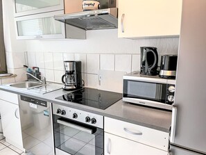 Kühlschrank, Mikrowelle, Ofen, Geschirrspüler