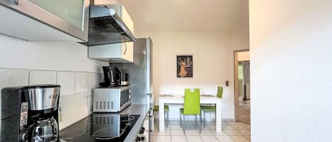 Kühlschrank, Mikrowelle, Ofen, Geschirrspüler