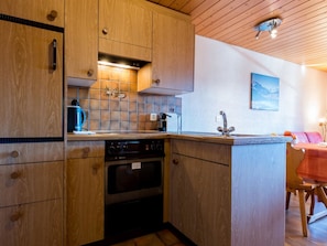 Fridge, cookware/dishes/utensils