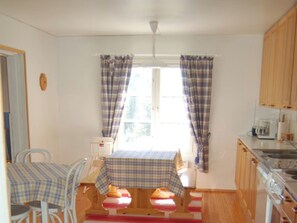 Jääkaappi, mikroaaltouuni, astianpesukone