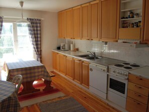 ثلاجة، ميكروويف، غسالة أطباق، مستلزمات طهي/أطباق/أوعية