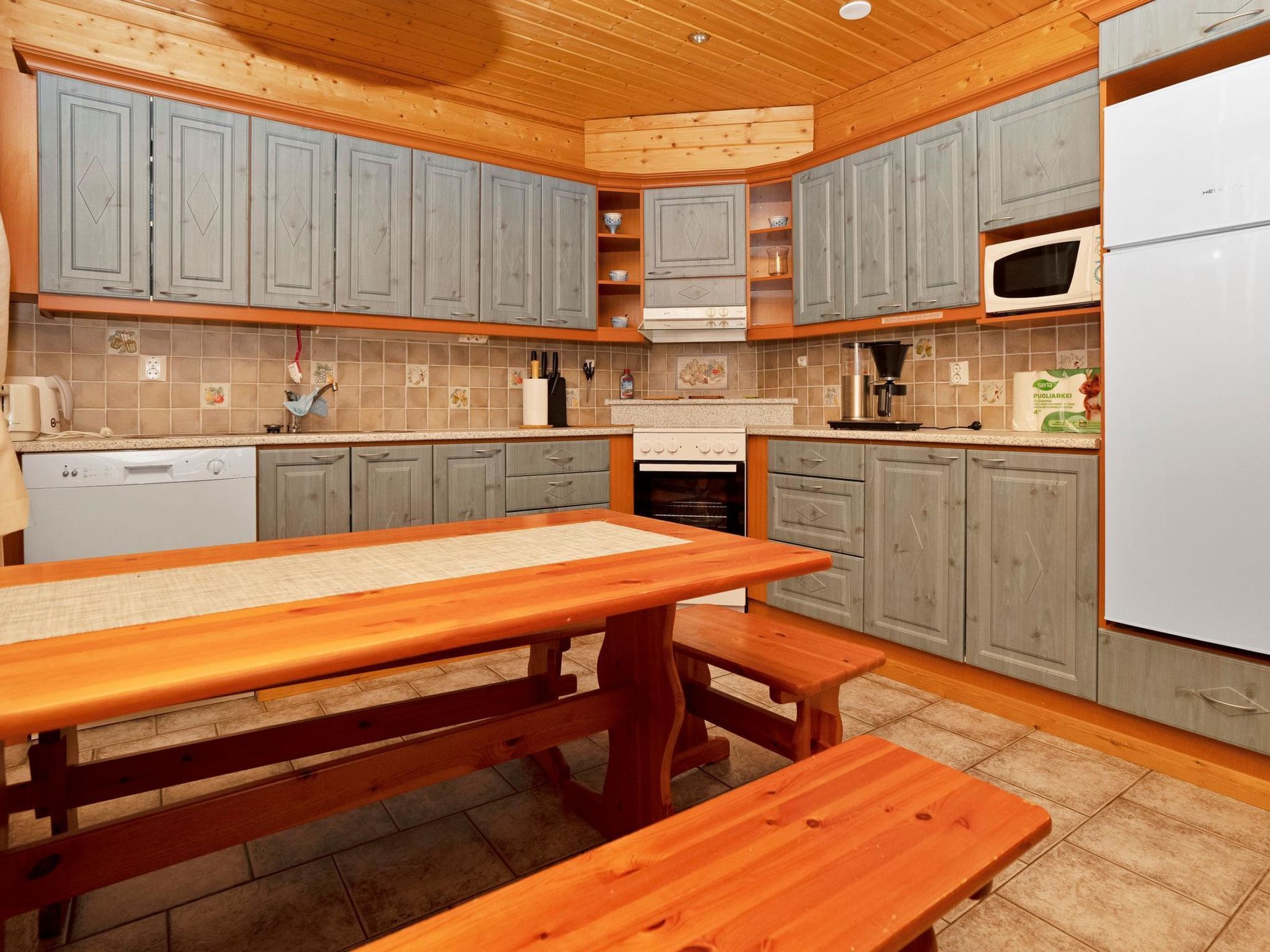 Jääkaappi, mikroaaltouuni, astianpesukone