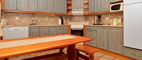 Fridge, microwave, dishwasher, cookware/dishes/utensils