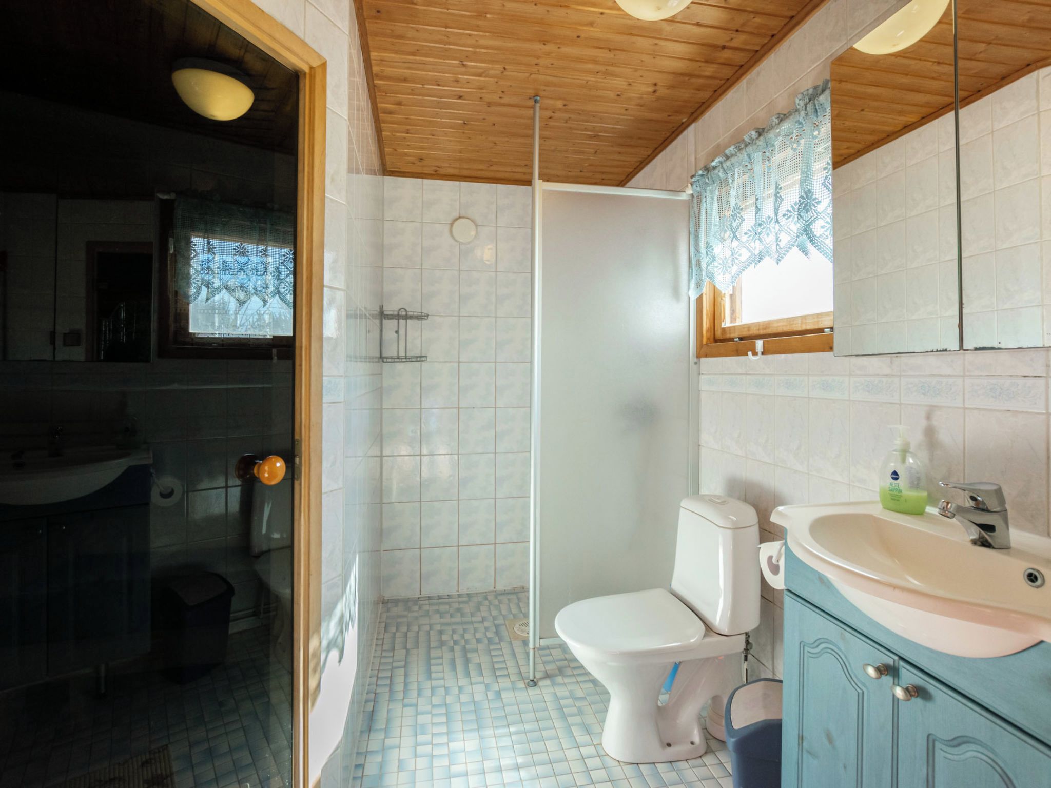 Ein Badezimmer mit Toilette, Waschbecken und Dusche.