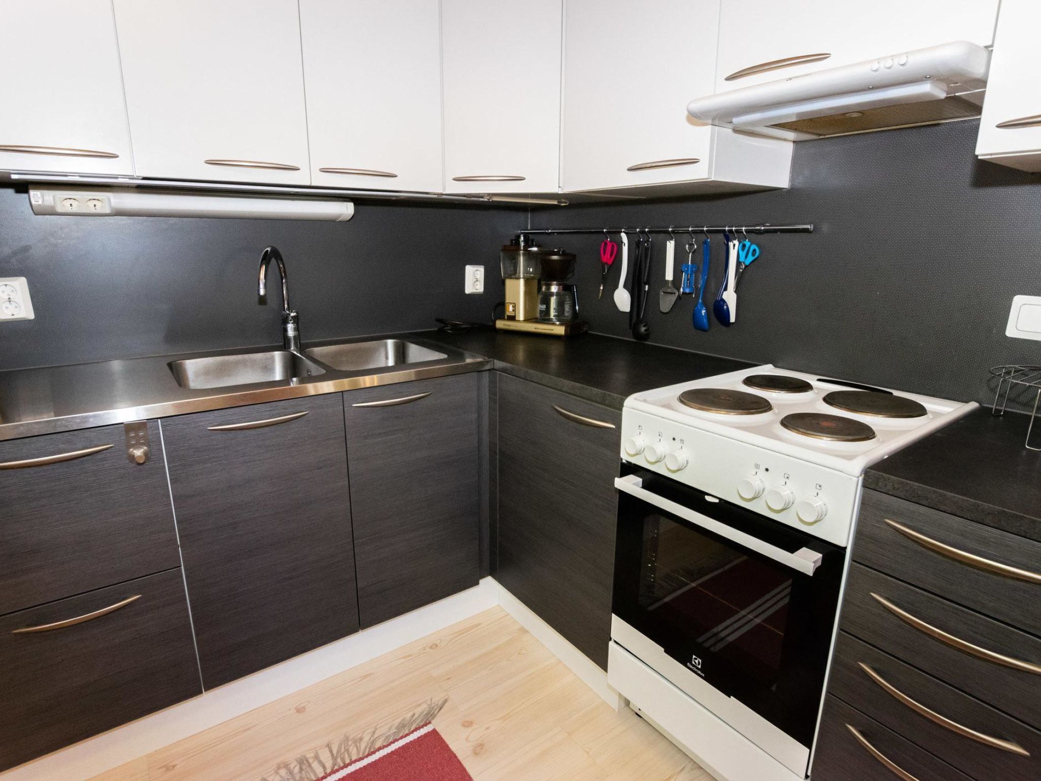 Frigorífico, microondas y utensilios de cocina