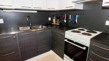 Geladeira, micro-ondas, talheres/pratos/utensílios de cozinha