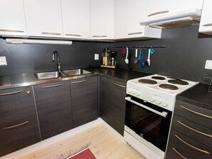 Geladeira, micro-ondas, talheres/pratos/utensílios de cozinha