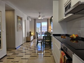 Kühlschrank, Mikrowelle, Ofen, Toaster