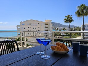 تناول الطعام بالخارج