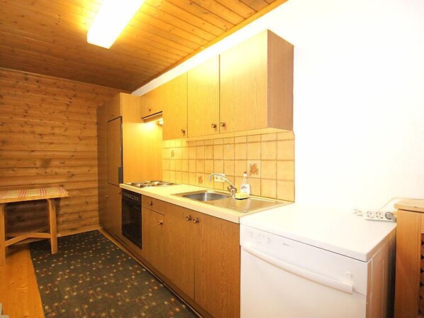 Kühlschrank, Ofen, Geschirrspüler, Hochstuhl