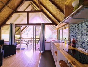 Kühlschrank, Mikrowelle, Ofen, Wasserkocher mit Kaffee-/Teezubehör