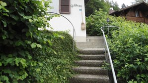 Un escalier menant à un bâtiment sur lequel est apposée une enseigne indiquant « Gästrosse ».