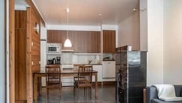 Fridge, microwave, dishwasher, cookware/dishes/utensils