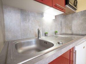 Fridge, microwave, high chair, cookware/dishes/utensils - Les Mas de La Mer by Interhome (Saint Cyprien)
