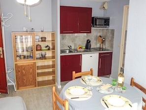 Réfrigérateur, micro-ondes, chaise haute