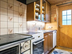 Kühlschrank, Mikrowelle, Geschirrspüler, Kochgeschirr/Geschirr/Besteck