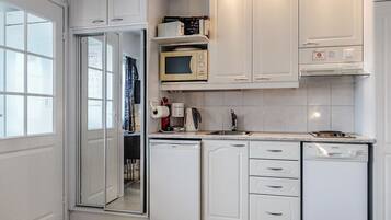 Refrigerador, microondas, lavavajillas, utensilios de cocina